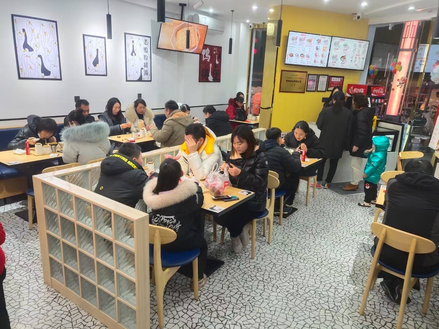 鸭得堡鸭血粉丝汤门店扩张与餐饮管理策略探析